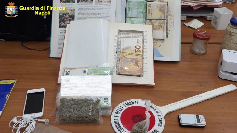 VIDEO/ Pusher con il reddito di cittadinanza a Torre Annunziata: arrestato