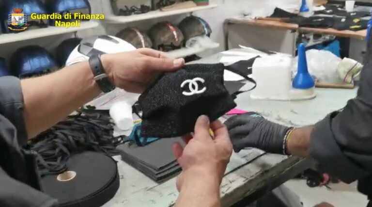 VIDEO-FOTO/ Fabbrica del falso a Forcella: sequestrate anche mascherine non a norma e contraffatte