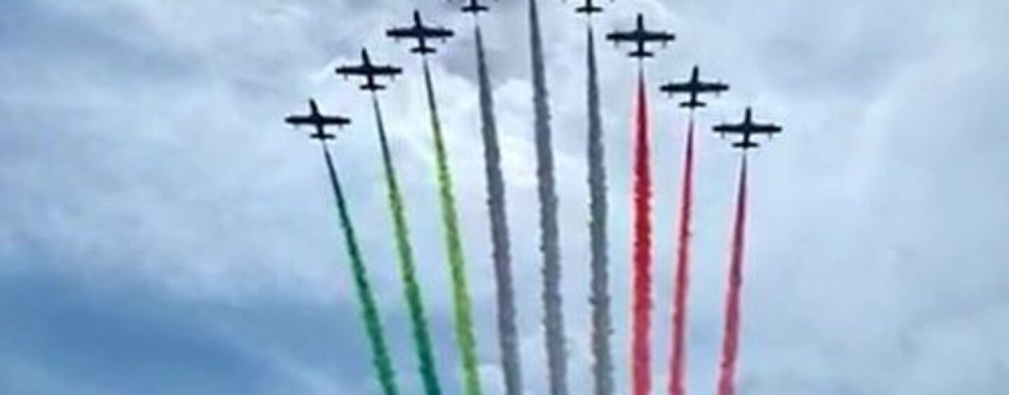 Le Frecce Tricolori sorvolano il mare di Napoli e il Vesuvio: show acrobatico nei cieli