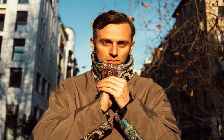 “Scritto nelle stelle”, il nuovo album di Ghemon che unisce hip hop e urban soul