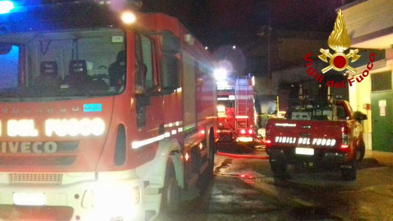 Manocalzati, incendio in un capannone: camion distrutto dalle fiamme