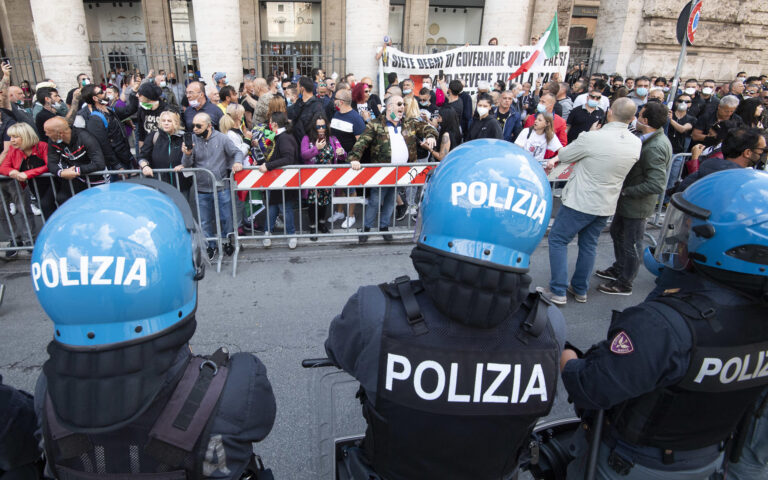 “Il virus è un trucco”, in 200 manifestano a Roma
