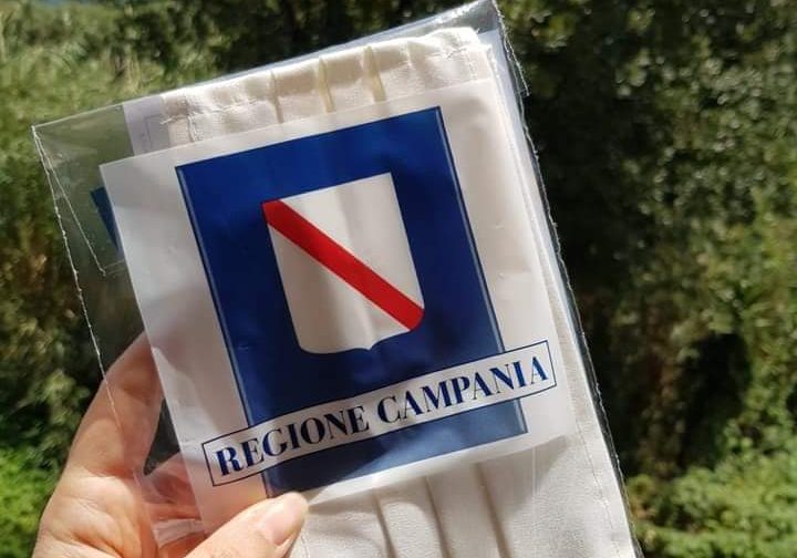 Regione Campania, inviate 250 mila mascherine ai bambini, ogni kit composto da due pezzi