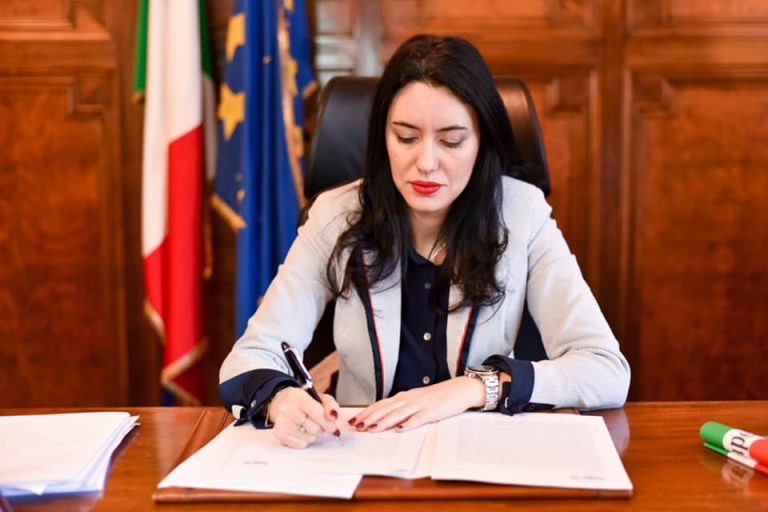 Il ministro Azzolina a “Il Messaggero”: scuola, in arrivo banchi singoli