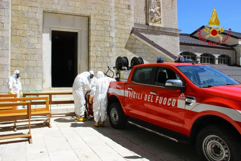 VIDEO-FOTO/ Covid-19, Santuario di Montevergine pronto a riaprire grazie ai caschi rossi