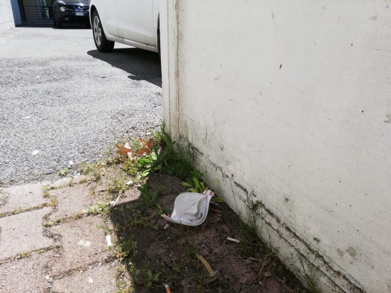 FOTO / Qui Moscati, mascherine e guanti gettati a terra alla rinfusa: la nostra denuncia e quella di Iannace
