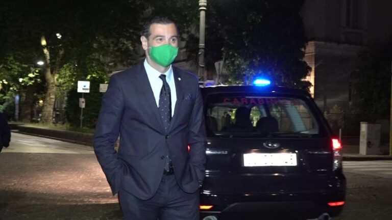 Avellino, video e cori. Festa: stimo i sindaci salernitani