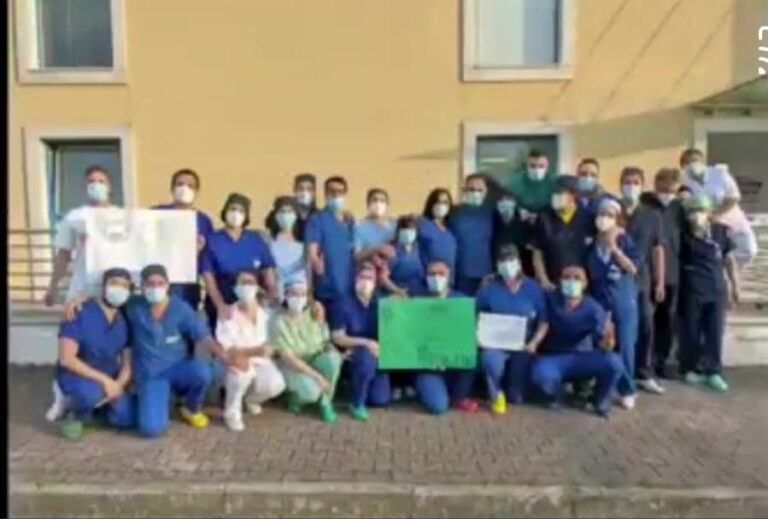 VIDEO/Avellino, si svuota la palazzina Covid del Moscati. La festa degli operatori sanitari