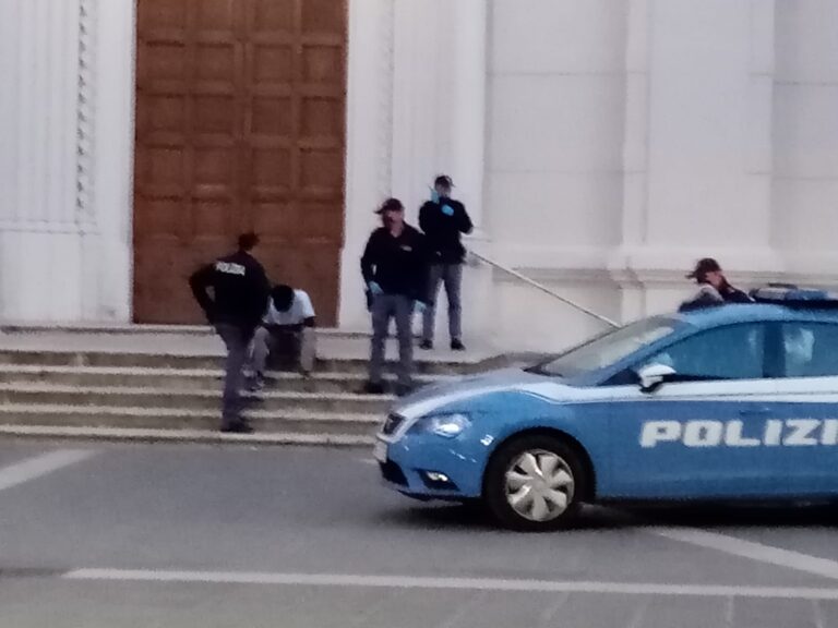 Extracomunitario esagitato inveisce lungo il Corso: arrivano le Volanti
