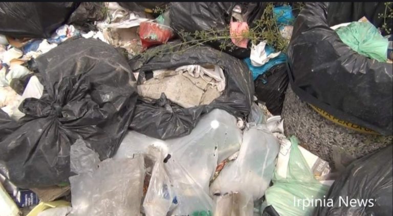 VIDEO / I furbetti del sacchetto sempre in azione: il raccordo Avellino-Salerno invaso da rifiuti