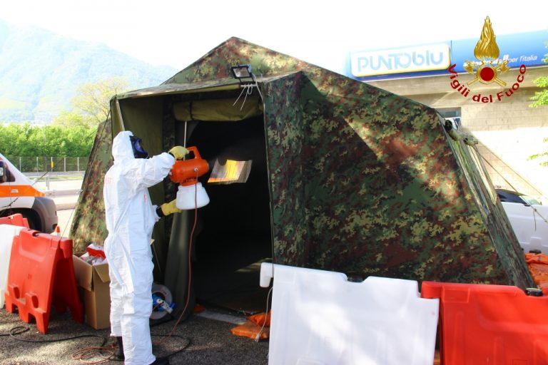 VIDEO/ Controlli Covid-19, i caschi rossi sanificano le tende dell’Asl ai caselli autostradali