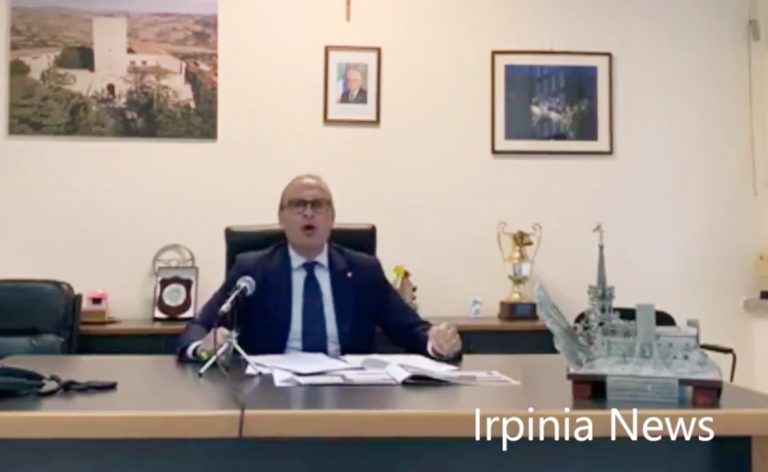 VIDEO/ Il sindaco di Casalbore vieta gli incontri tra fidanzati: “Non sono congiunti”