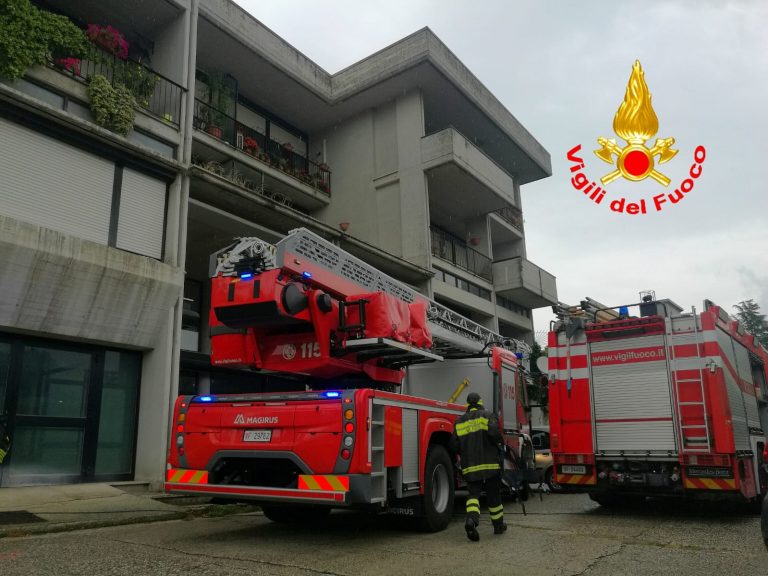 VIDEO / Abitazione in fiamme ad Atripalda, sul posto i vigili del fuoco: nessun ferito