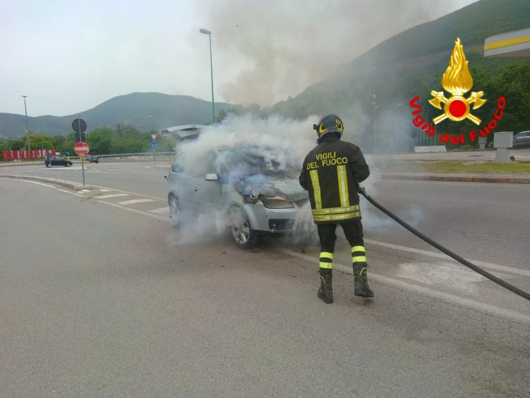 Auto in fiamme a Mercogliano: tanto spavento, nessun ferito