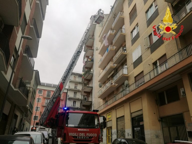 VIDEO / Il vento sdradica una tenda al sesto piano di un palazzo nel centro di Avellino: l’intervento dei vigili del fuoco