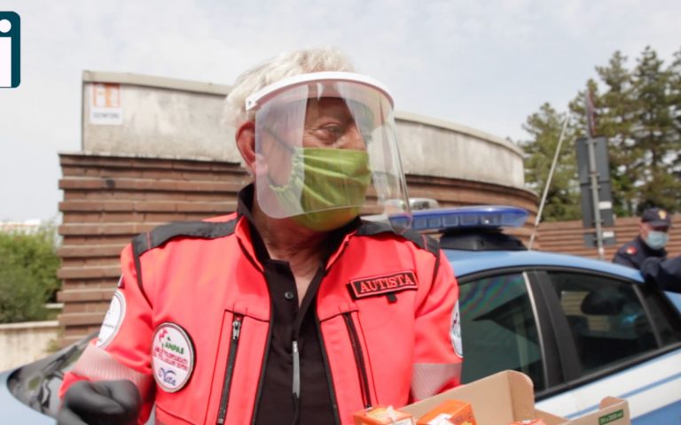 I 200 volontari distribuiscono succhi di frutta e pasti: lo screening di Ariano così è meno duro