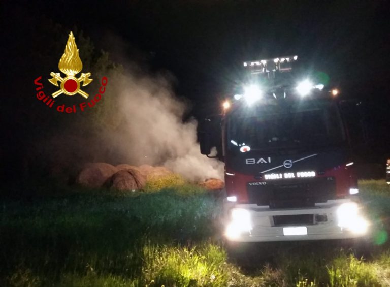 Guardia dei Lombardi, rotoballe di fieno in fiamme. Arrivano i Vigili del Fuoco