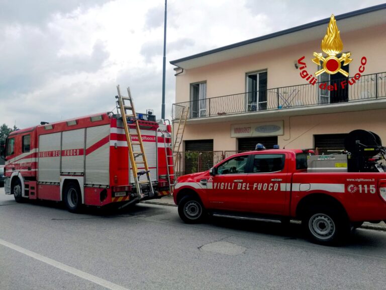 VIDEO/ Non risponde ai parenti: 63enne trovato morto in casa
