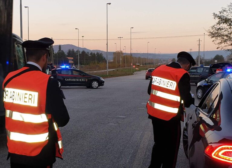 In giro con due grossi bastoni: fermato al posto di blocco