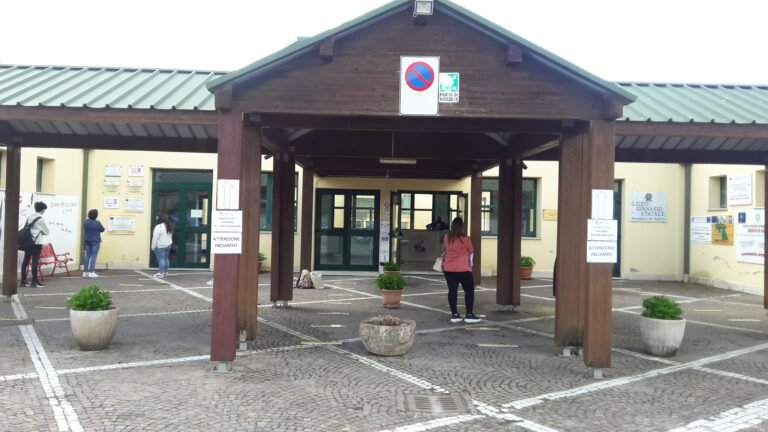 Sant’Angelo dei Lombardi, maturità al De Sanctis: alunni in sicurezza