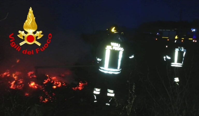 VIDEO/ Zungoli, balle di fieno in fiamme nella notte