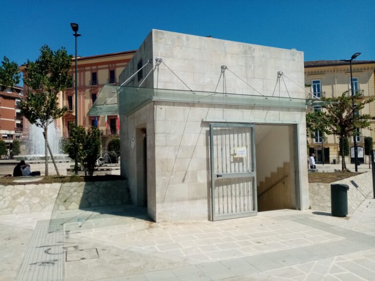 Video/Il cubo di piazza Libertà prende vita. I cittadini:”Ottimo servizio per la città”