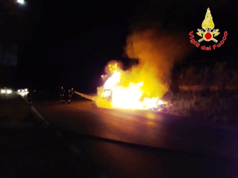Furgone in fiamme a Monteforte Irpino nella notte