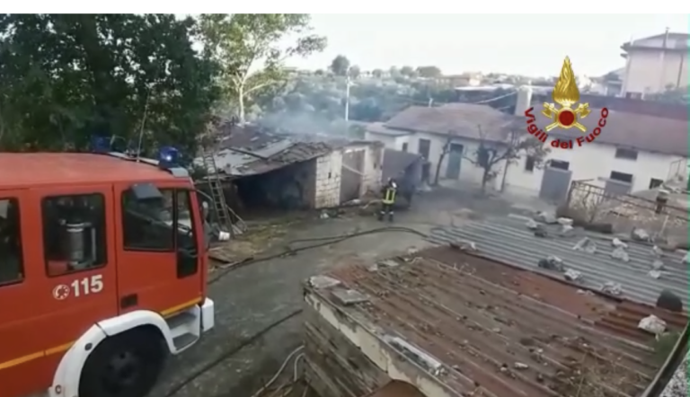 VIDEO/ Ariano, deposito agricolo a fuoco: concluse le operazioni di spegnimento