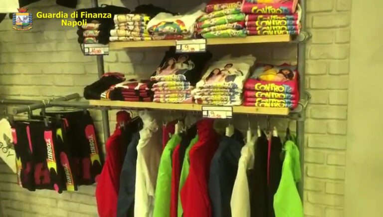 VIDEO/ Maxi sequestro di fiabe per bambini e magliette contraffatte: tre denunce
