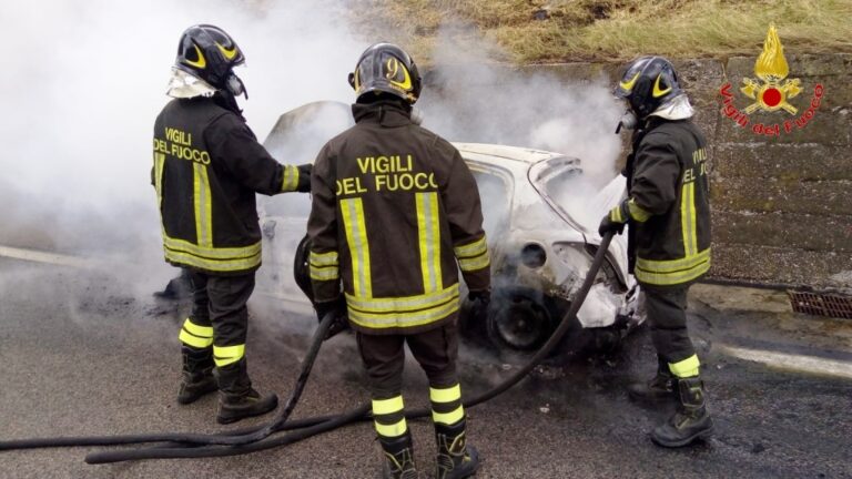 FOTO E VIDEO / Monteforte Irpino, auto prende fuoco sull’A16: famiglia in pericolo