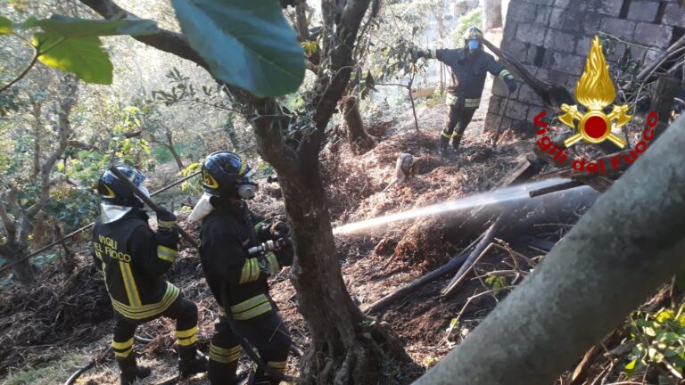 Ariano Irpino, a fuoco un deposito agricolo