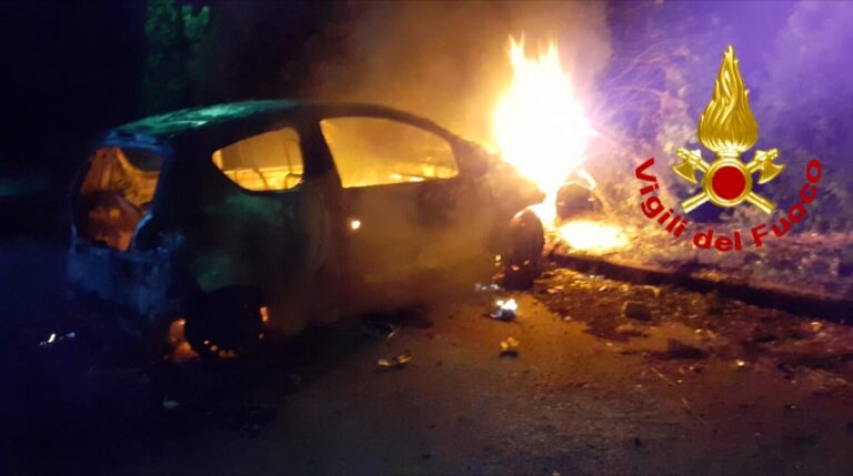 Auto in fiamme nella notte, paura alla frazione Piano di Montoro