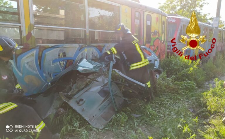 FOTO / Avella: treno Circumvesuviana travolge auto, 64enne in ospedale