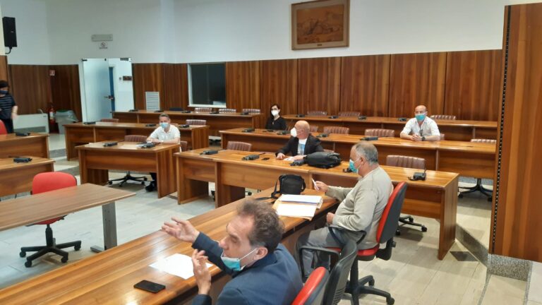 Consiglio comunale senza sede, ora spunta il Palazzetto. Maggio gira la frittata: “L’opposizione non ha le idee chiare”