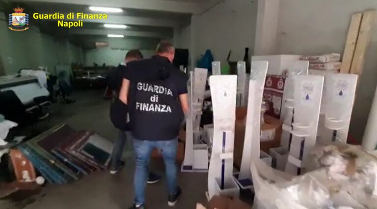 VIDEO/ Lotta al falso nel Napoletano: scoperta stamperia abusiva di capi di abbigliamento