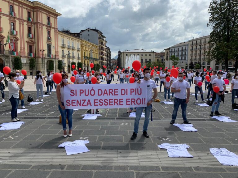 FOTO / “Abbiamo combattutto una guerra, ora non fateci tornare invisibili”. Infermieri in piazza per chiedere “rispetto”