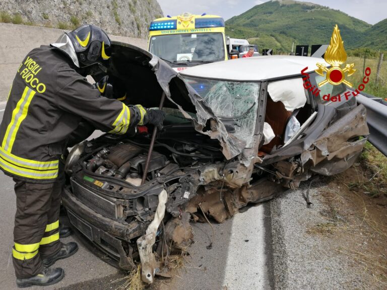 Grave incidente stradale sull’Ofantina: in due trasportati al Moscati