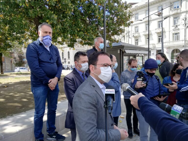 VIDEO / “Festa un irresponsabile, non è più il nostro sindaco”. L’opposizione affila le armi