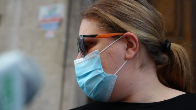 VIDEO / Rosa, l’infermiera precaria in lacrime: “Il Covid, un mostro maledetto. Se ripenso ai tanti anziani che abbiamo assistito…”
