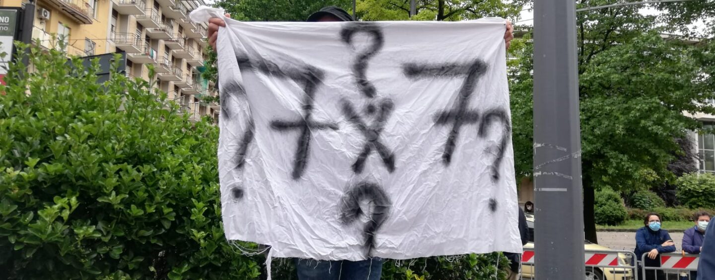 FOTO / Capitano, quanto fa “7×7?”. Uno striscione e lancio di uova. Ma un pomeriggio tutto sommato tranquillo