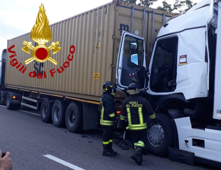 FOTO / Pietradefusi: scontro tra autotreni sull’A16, un ferito trasportato in ospedale