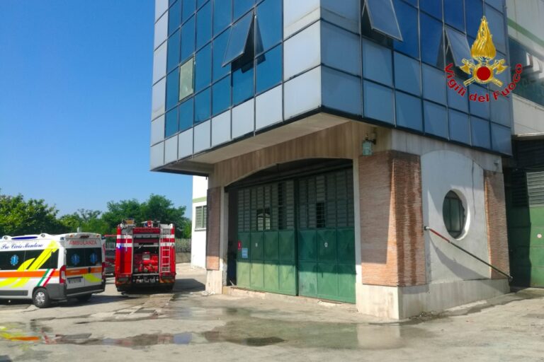 Paura a Solofra per un incendio a un silos di una conceria. Dipendente accusa lieve malore