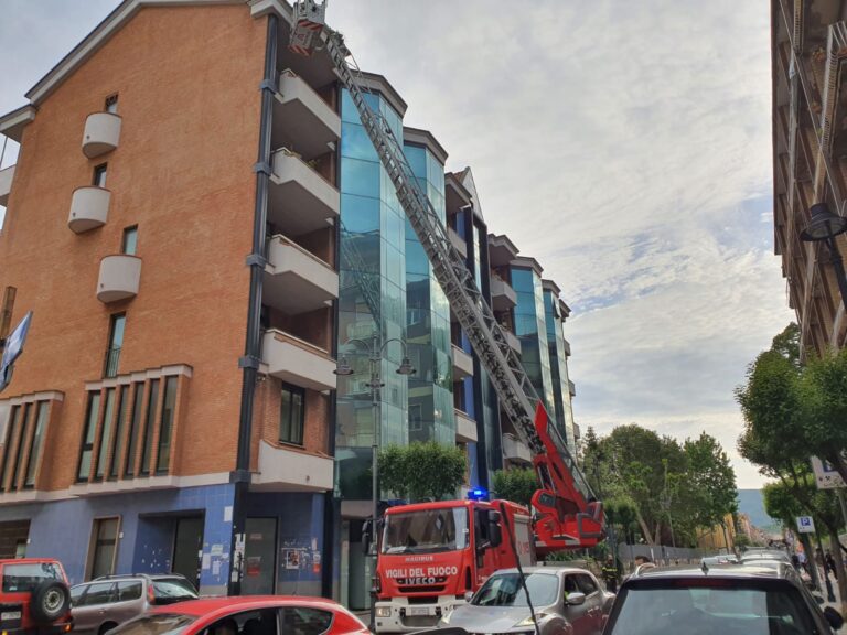 Corso Europa, cornicione pericolante: i Vigili del Fuoco evitano il peggio