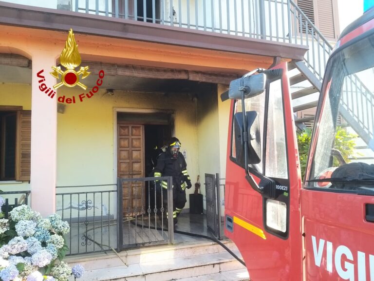 VIDEO/ Fiamme a due abitazioni: vigili del fuoco in azione a Tufo e Montemiletto