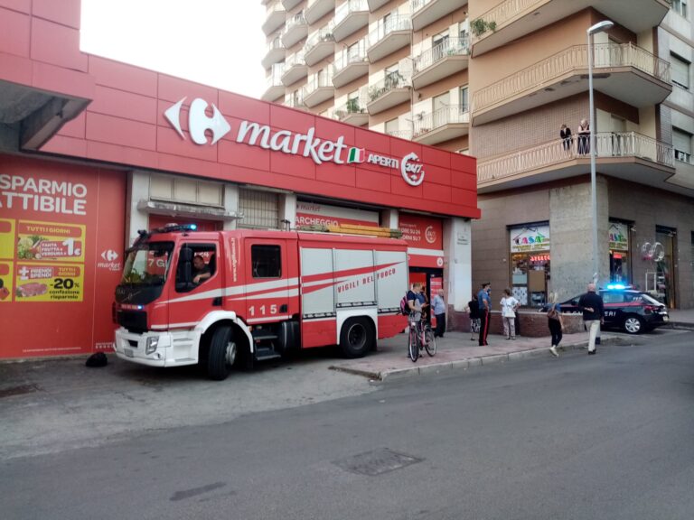 Panico al Carrefour, cassonetto prende fuoco