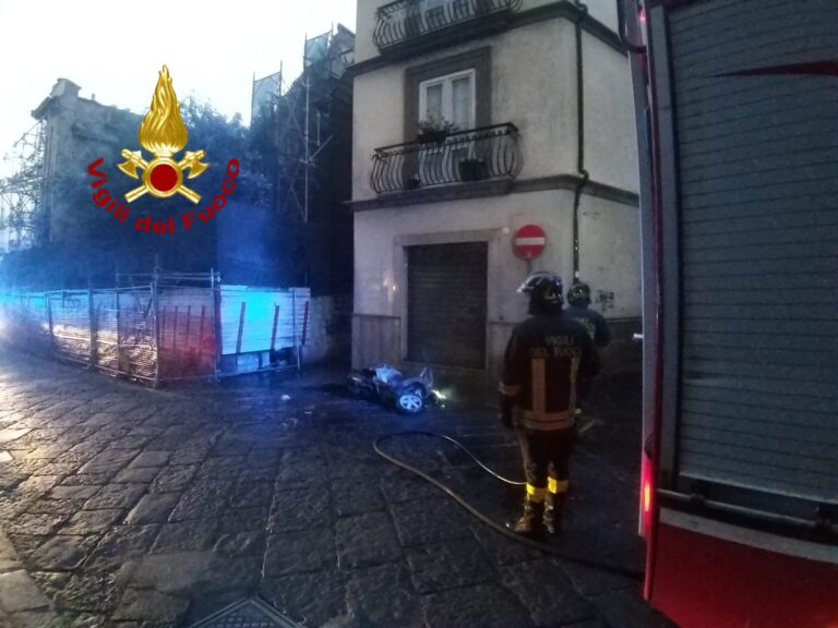 Avellino, ciclomotore in fiamme all’alba