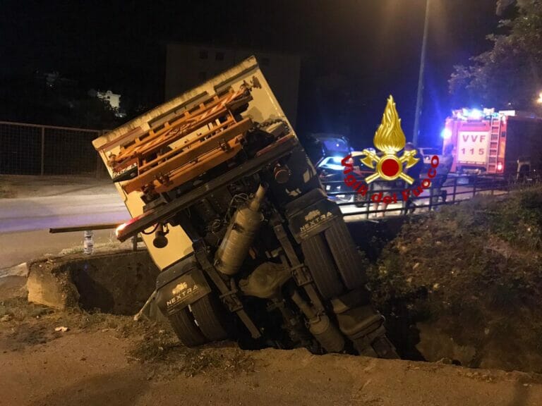 Solofra, camioncino della raccolta rifiuti in un torrente: illeso il conducente