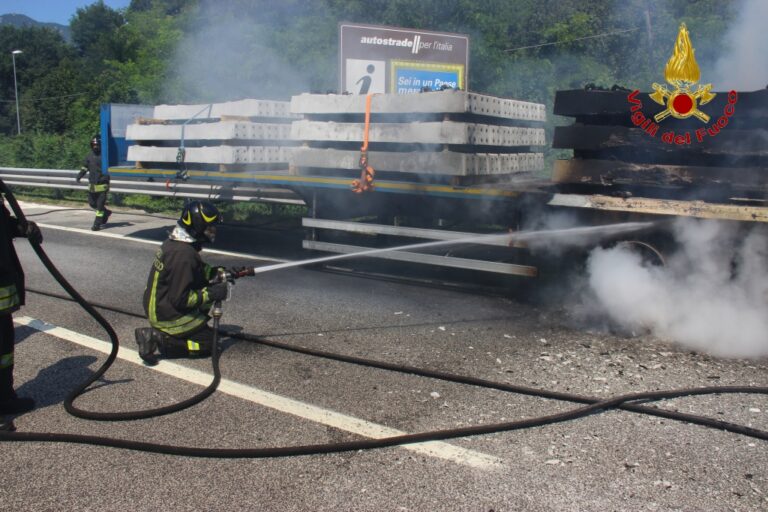 VIDEO / Autotreno in fiamme sulla A16: illeso il conducente