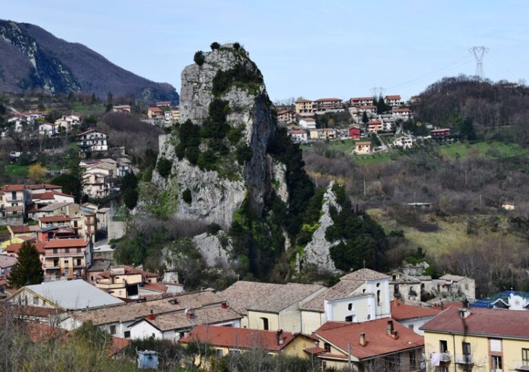 Schock a Pietrastornina, muore diacono nel corso della messa