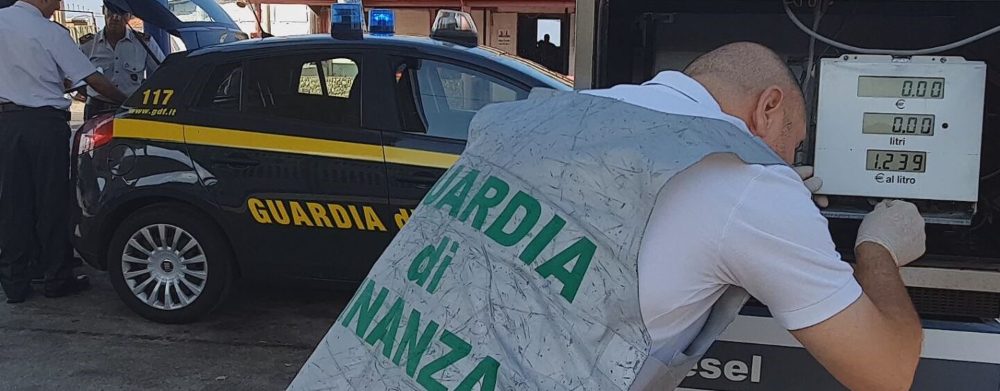 Carburante adulterato e di contrabbando: sequestrata una pompa di benzina a Pontecagnano